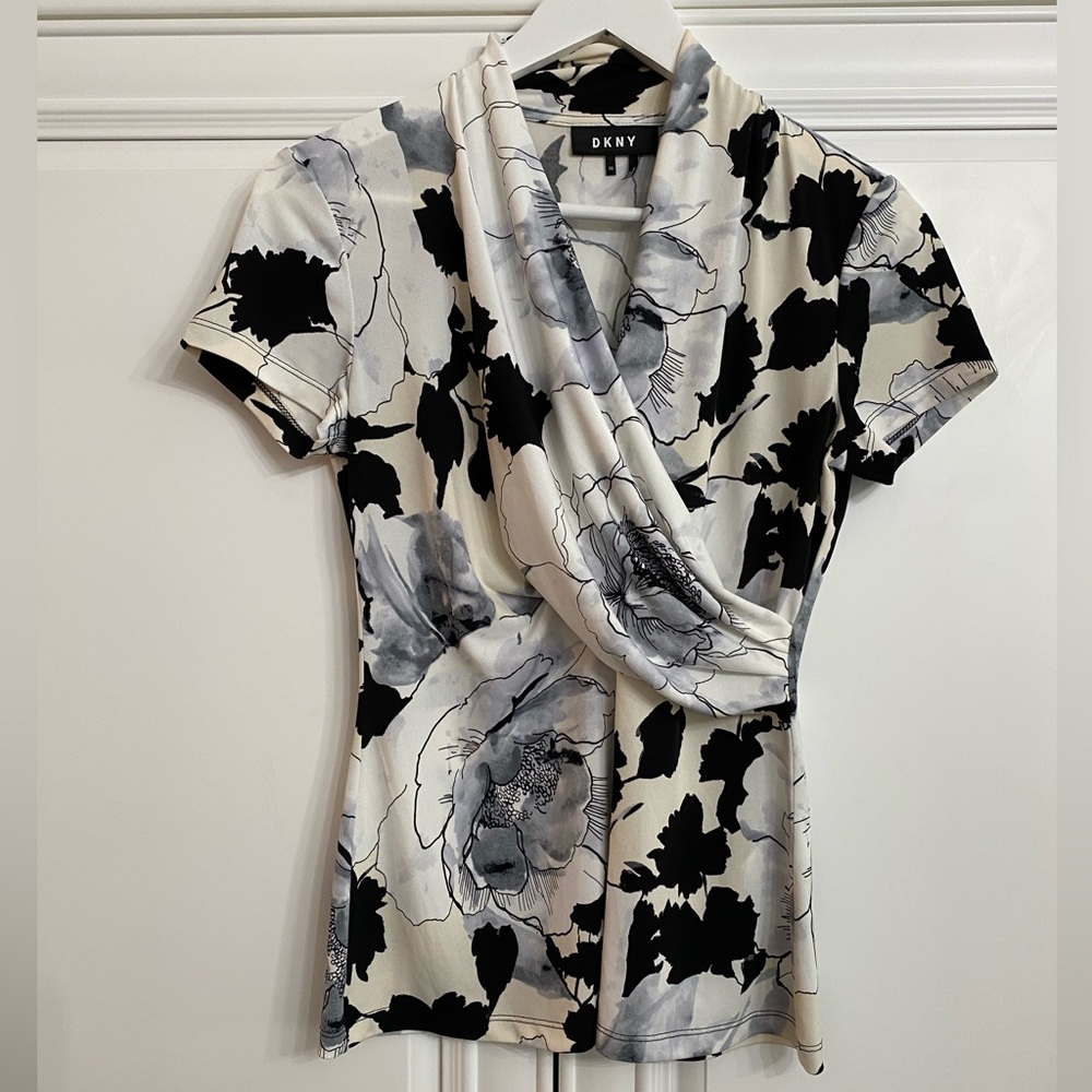 DKNY Women’s XS Short Sleeve Blouse with Draped Front White Black Grey Florals